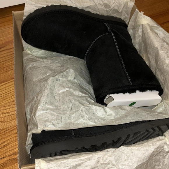 Women's UGG Classic Short II Boot - Picture 6 of 7